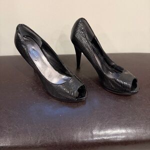 Black snake print pump